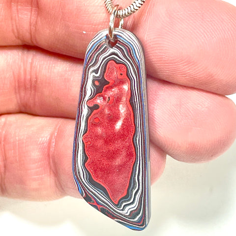 DVH Fordite Pendant Rapid Red Michigan Mustang 40x15x4mm (6404) - DVHdesigns
