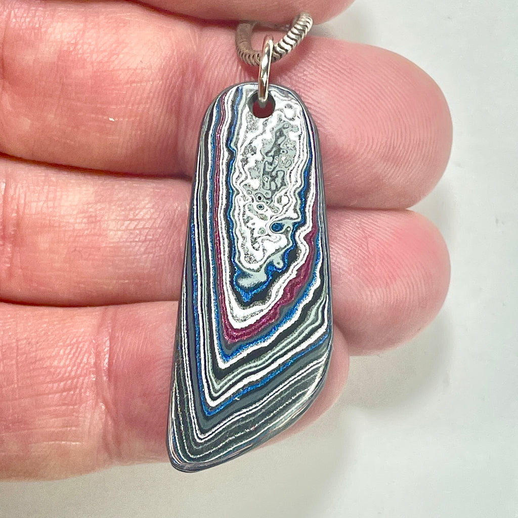 DVH Fordite Pendant Rapid Red Michigan Mustang 40x15x4mm (6404) - DVHdesigns