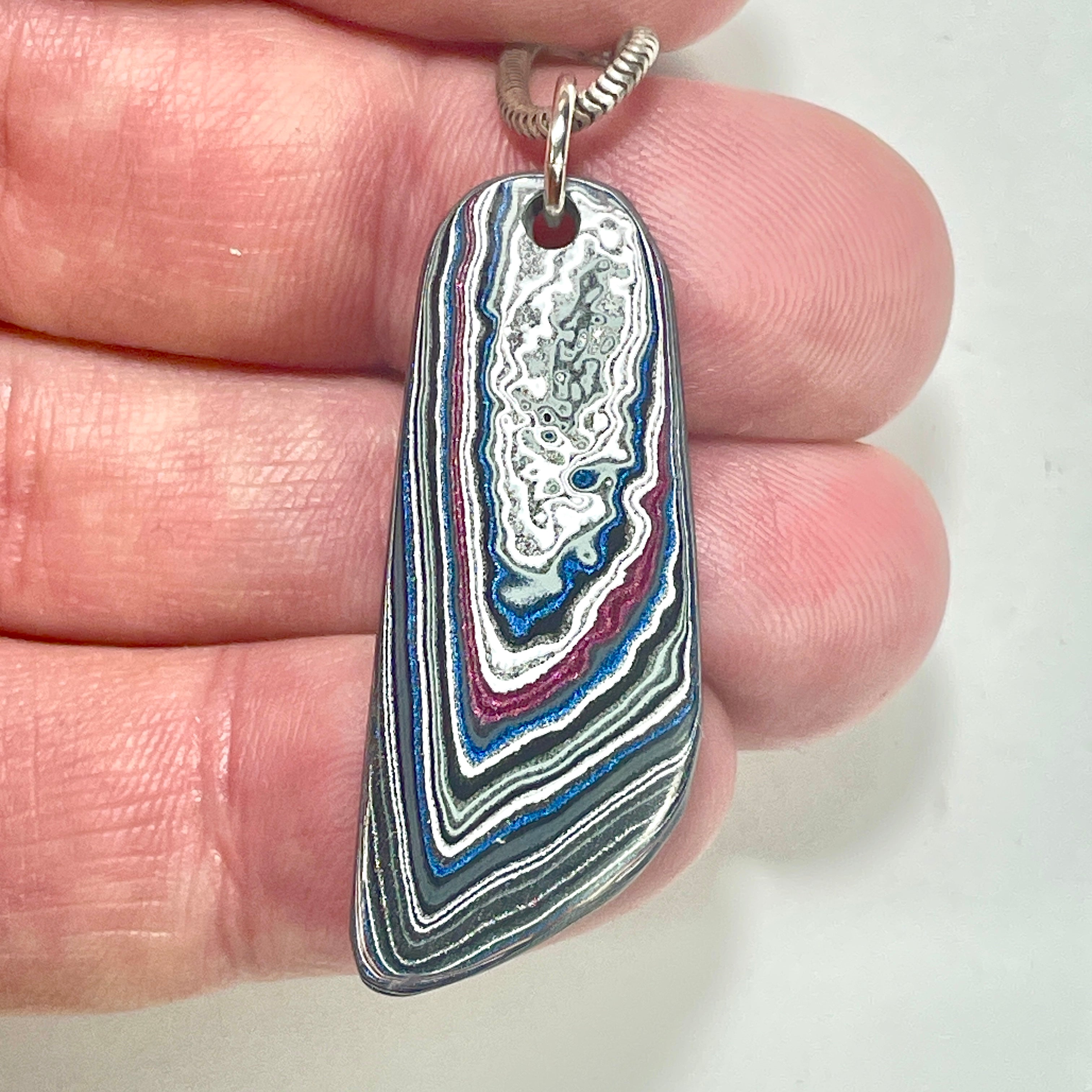 DVH Fordite Pendant Rapid Red Michigan Mustang 40x15x4mm (6404) - DVHdesigns