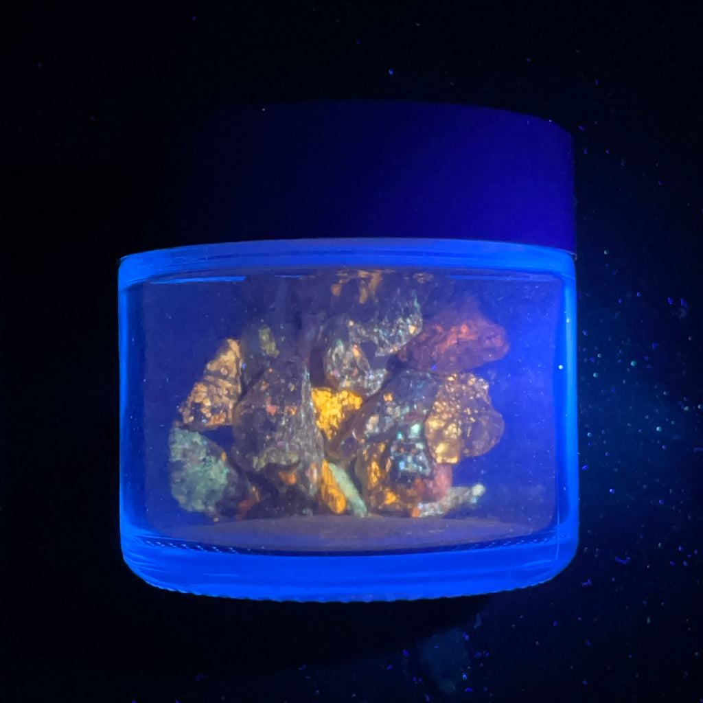 1oz Fluorescent Sphalerite Chips Shaker, Horn Silver Mine, Utah, Triboluminescent!  Phosphorescent! - DVHdesigns