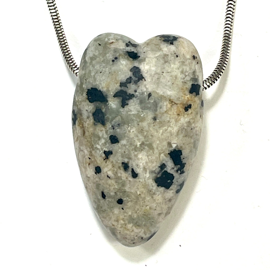 DVH Yooperlite Heart Bead Fluorescent Sodalite in Syenite Michigan (6200)