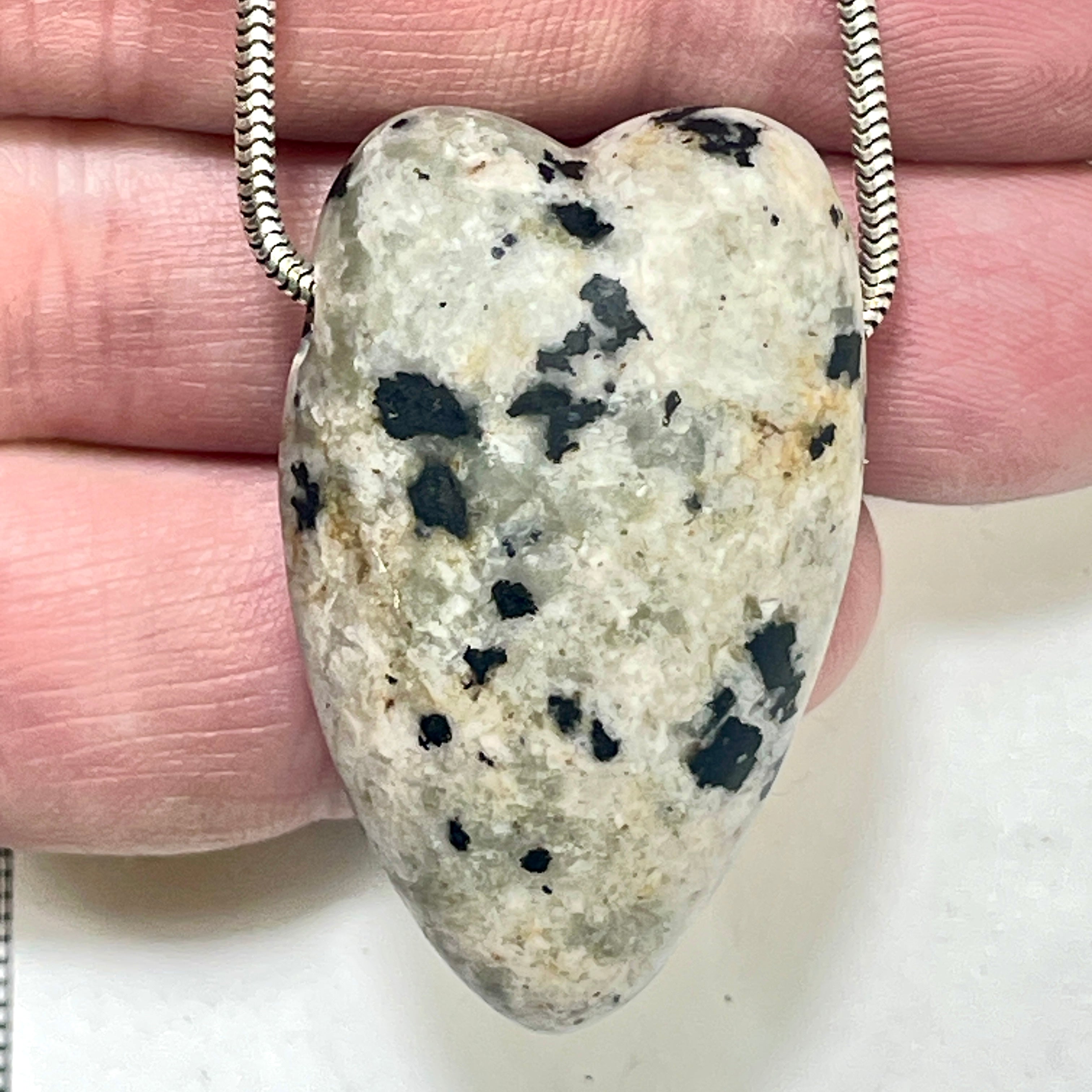 DVH Yooperlite Heart Bead Fluorescent Sodalite in Syenite Michigan (6200)