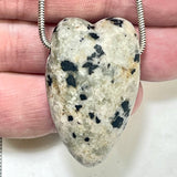 DVH Yooperlite Heart Bead Fluorescent Sodalite in Syenite Michigan (6200)