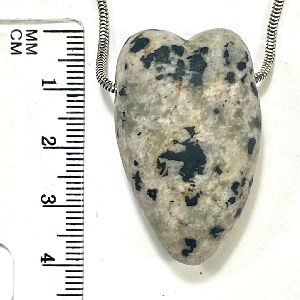 DVH Yooperlite Heart Bead Fluorescent Sodalite in Syenite Michigan (6200)