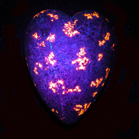 DVH 6.6oz Yooperlite Heart Fluorescent Sodalite Syenite Michigan 72x56x35 (4189)